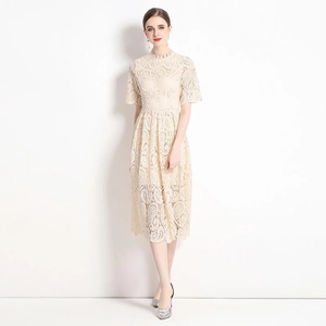 Elegantes aprikosenfarbenes Spitzenkleid mit Stehkragen und weitem Rock in Studioansicht