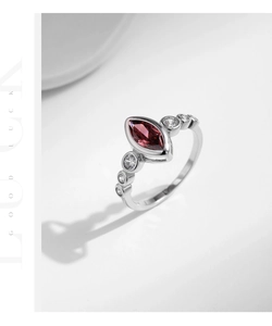 Makroansicht des S925 Silber Vintage Rings mit rotem Stein im Marquise-Schliff und Zirkonia