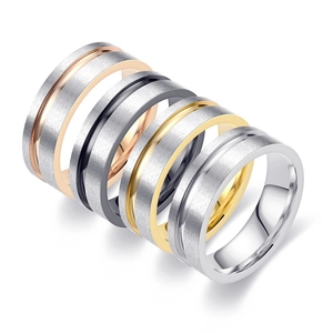 Detailansicht von vier Titanstahlringen mit gebürstetem Finish und farbigen Rillen.