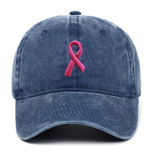 Détail broderie ruban rose sur une casquette en coton délavé bleu marine de haute qualité