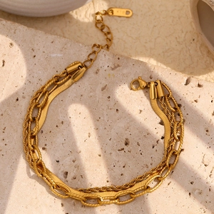 Makroaufnahme des dreilagigen 18K vergoldeten Edelstahlarmbands mit K18-Gravur-Detail