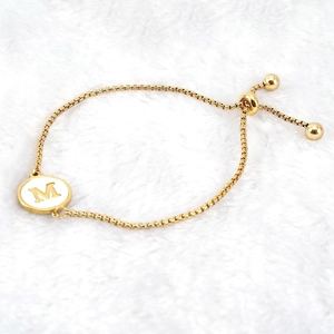 Bracelet Lettre Initiale Acier Inoxydable Plaqué Or 18K Nacre Pendentif Rond Boucle Coulissante Réglable Pour Femmes