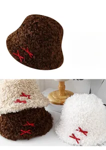 Détail de la texture polaire pelucheuse et des nœuds rouges à pois sur le chapeau