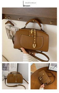 Sac Boston marron avec surpiqûres blanches contrastées et détails dorés
