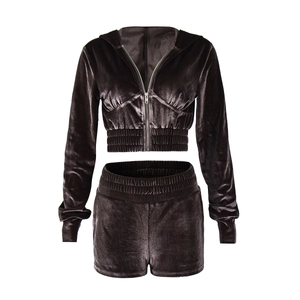 Detail eines schokobraunen Samt-Zweiteilers mit Kapuzenjacke und elastischen Shorts