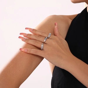 Silver stainless steel adjustable rings with shell pearls and colored zircon on hand