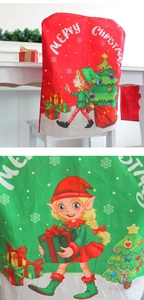 Détail des housses de chaise de Noël avec motifs de lutins et de cadeaux sur une chaise