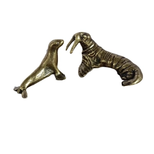 Juego de dos figuras de morsa y león marino de latón macizo con acabado bronce viejo