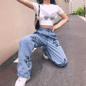 Modisches Damen-Set mit Schmetterlings-Crop-Top und weiten Jeans für einen lässigen Look