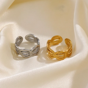 Fashionable 18K gold plated stainless steel hollow chain rings set in gold and silver
