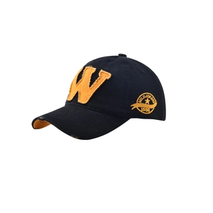Détail de la casquette vintage en coton noir avec patch W orange et broderie latérale