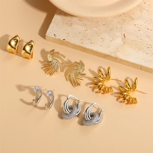 Titanium steel hammered U-shaped earrings set with cubic zirconia in gold and silver