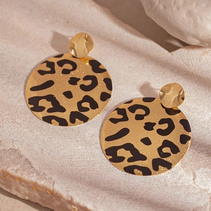 Boucles d'oreilles rondes dorées à motif léopard avec clous en métal martelé irrégulier