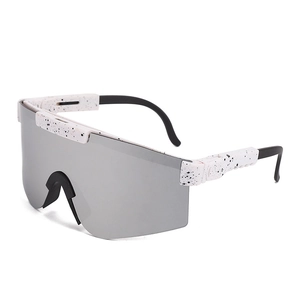 Sportliche Shield-Sonnenbrille mit weiß gesprenkeltem Gestell und silbergrauen Gläsern