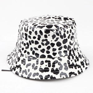 Chapeau bob tendance en cuir PU avec imprimé léopard noir et blanc pour les loisirs