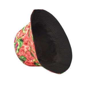 Détail du chapeau bob réversible avec imprimé floral coloré et doublure noire douce