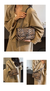Detailansichten der Schultertasche mit Leopardenmuster, Metallverschluss und Kette