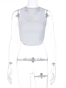 Vue détaillée de la texture du crop top blanc côtelé et sa coupe ajustée sexy