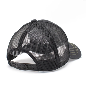 Casquette de camionneur noire avec coutures jaunes sur la visière et réglage mesh
