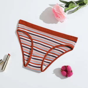 Slip da donna in cotone a costine a righe colorate con decorazioni di fiori e rossetto
