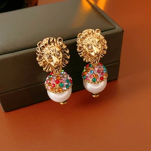 Macro di orecchini vintage a testa di leone con strass colorati e perle bianche eleganti