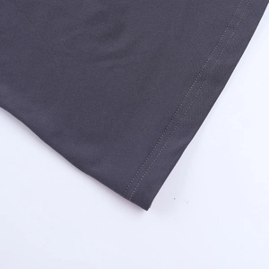 Detailopname van de dubbele stiksels op deze houtskoolgrijze gebreide slimfit jurk
