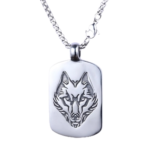 Pendentif tête de loup Viking en acier inoxydable poli avec chaîne sur fond blanc pur