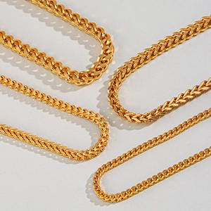 Goldene Weizenketten aus Edelstahl in vier Breiten, in eleganten Kurven angeordnet
