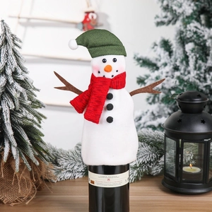Weihnachts-Schneemann-Weinflaschenhülle mit rotem Schal und grünem Hut für die Deko