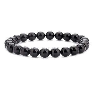 Macro-opname van 8 mm gepolijste zwarte obsidiaan kralen op een elastische armband
