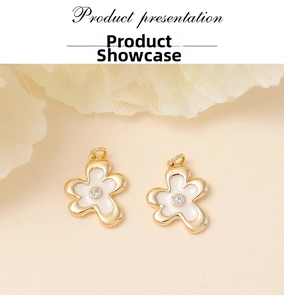 Détail du pendentif fleur avec monture en or 18K, émail blanc et zircon central