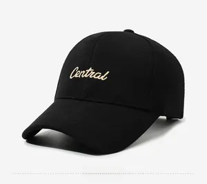 Vue détaillée d'une casquette de baseball en coton noir avec broderie dorée Central