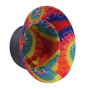 Vue détaillée du motif tie-dye coloré à l'intérieur d'un chapeau de soleil noir