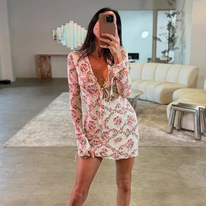 Mini robe fleurie à col en V profond et manches longues en mesh pour femme