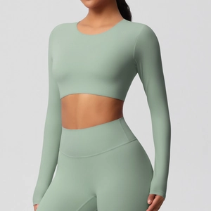 Détail du haut de yoga sans couture vert clair et du legging de sport assorti