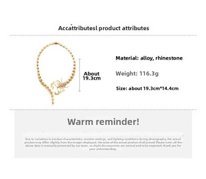 Détail du collier ras du cou scorpion doré avec strass et dimensions du produit