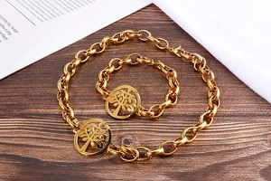 Dettaglio di collane e bracciali albero della vita dorati su legno scuro