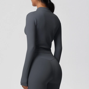 Détail de la coupe ajustée du dos sur l'ensemble legging de sport gris et veste