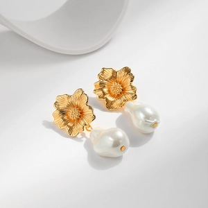 Details goldener Blumenohrringe mit Barockperlen im französischen Vintage-Stil