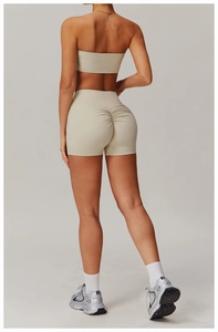 Vue arrière du short de yoga taille haute et du soutien-gorge de sport assorti beige