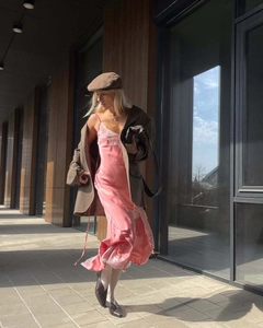 Robe nuisette en satin rose avec bordure en dentelle lors d'une séance photo de rue chic