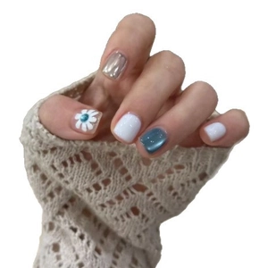 Blue cat eye press-on nails with white daisies and silver metallic finish accents