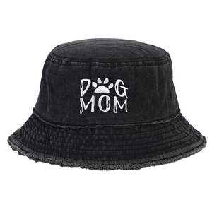 Détails de la broderie DOG MOM et bords effilochés sur bob en denim noir délavé
