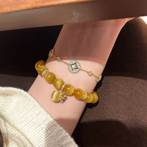 Dettaglio del bracciale a stella placcato oro 18K e polsino in pietra occhio di gatto