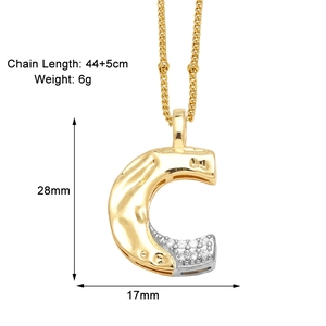 Vue détaillée du pendentif lettre C bicolore avec oxydes de zirconium et dimensions