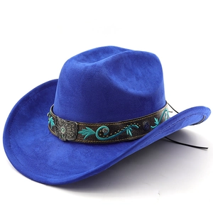 Détail d'un chapeau de cowboy bleu roi en suédine avec broderie florale et boucle métallique