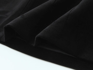 Gros plan sur le tissu en velours noir montrant une texture douce et un éclat subtil
