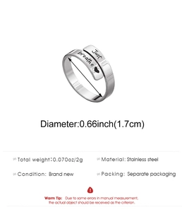 Dettaglio del cuore inciso e del testo Just breathe su anello regolabile in argento