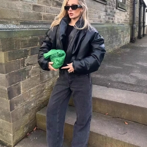 Giacca trapuntata corta in ecopelle nera con collo alto per un look street alla moda