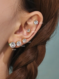 Vue macro de boucles d'oreilles en zircon 5A de différentes tailles de 5mm à 8mm